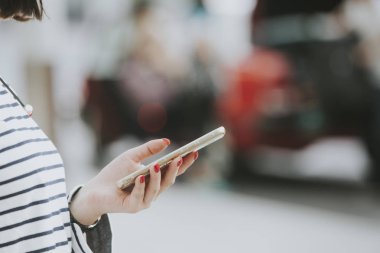 Kadın taksi taksi veya diğer taşıma modları sipariş bir akıllı telefon ile.