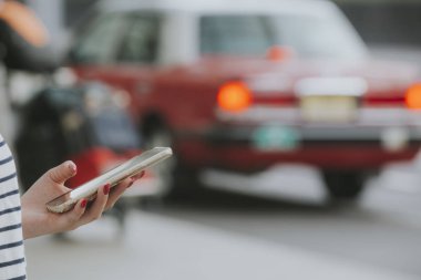Kadın taksi taksi veya diğer taşıma modları sipariş bir akıllı telefon ile.