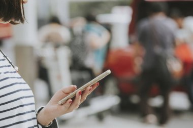 Kadın taksi taksi veya diğer taşıma modları sipariş bir akıllı telefon ile.