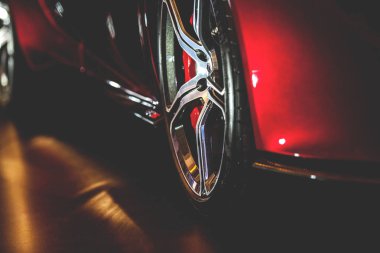 Yakın kadar dramatik aydınlatma ile güzel modern supercar üzerinde