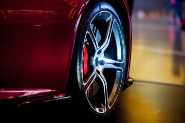 Yakın kadar dramatik aydınlatma ile güzel modern supercar üzerinde