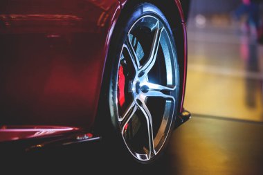 Yakın kadar dramatik aydınlatma ile güzel modern supercar üzerinde