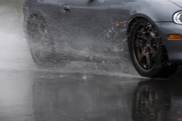 Sport Auto Gereden Regenachtige Wegen Close Detail Van Een Wiel — Stockfoto