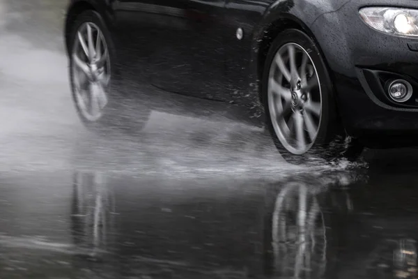 Sportowy Samochód Napędzany Drogach Deszczowa Bliska Kole Efekt Rozmycia Ruchu — Zdjęcie stockowe
