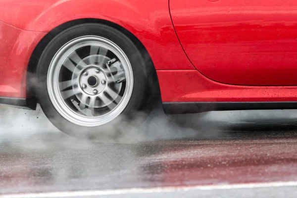 Sport Auto Gereden Regenachtige Wegen Close Detail Van Een Wiel — Stockfoto