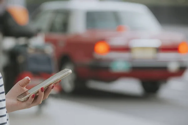 Mujer Con Smartphone Que Pide Taxi Modos Transporte Alternativos Imágenes de stock libres de derechos