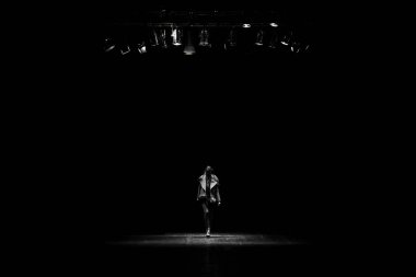 Moda gösterisi, podyum etkinliği, defilede manken olmak..