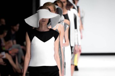 Moda gösterisi, podyum etkinliği, defilede manken olmak..