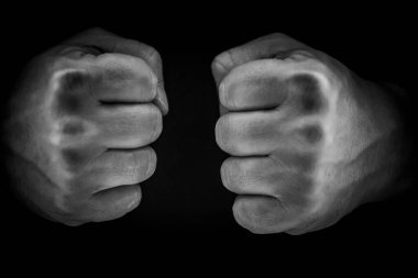 İnsan gücü kavramı, siyah arka planda erkek yumruğu, dövüş kavramı..