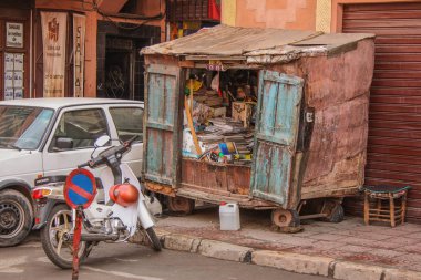 Marakeş, Fas, Afrika - 15 Ocak 2014 - dergi ve gazeteleri bir köşk sokak içinde