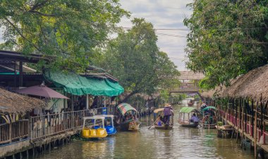 Khlong Lat Mayom yüzen pazarı, Bangkok - 17 Aralık 2017: Khlong Lat yüzen Pazar Bangkok Mayom