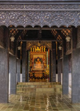 Chiang Mai, Tayland-Aralık 25, 2017: ahşap bir koridor sonunda yaldızlı ve ışıklı heykel