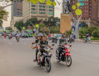 Ho Chi Minh, Vietnam - 12 Ocak 2018: Ho Chi Minh City kalabalık bir sokakta ön planda birkaç Bisiklet