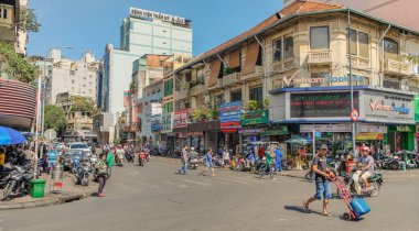 Ho Chi Minh, Vietnam - 12 Ocak 2018: Ho Chi Minh kalabalık sokaklarında görünümünü insanlar ve dükkanlar dolu