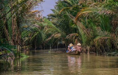Mekong Delta, Can Tho, Vietnam - 13 Ocak 2018: Mekong Delta, Vietnam bir kanal aracılığıyla yelken insanlarla tekne