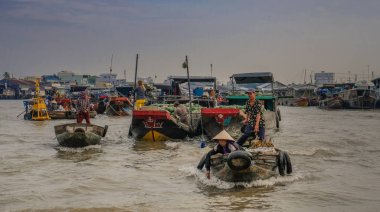 Can tho, Vietnam - 14 Ocak 2018: Sunrise gemilerde Can pazarı Nehri, Mekong Delta, Vietnam yüzen Tho ile