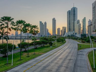 Panama City, Panama - 26 Şubat 2017: Panoramik Panama City kıyı şeridi gün batımında
