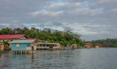 Bastimentos Island, Bocas del Toro, Panama - 19 Şubat 2017: Bocas del Toro içinde bir gün batımında evleri yüzen
