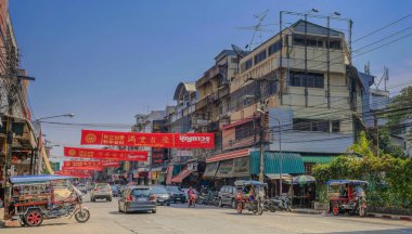 Udon Thani, Tayland - 6 Şubat 2018: Ana Cadde Sokak ortasında kırmızı bayrak ile Udon Thani