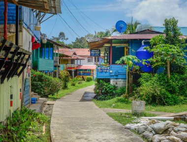 Bastimentos Island, Bocas del Toro, Panama: Bastimentos Adası'nın ana cadde üzerinde renkli evleri