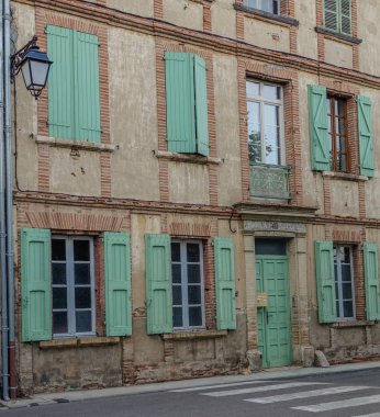 Lisle-sur-Tarn, Midi Pyrenees, Fransa - 17 Temmuz 2017: Tipik cephe pastel renklerde Fransa, Occitanie, evlerde
