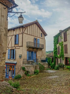 Cordes Sur Ciel, Midi Pyrenees, Fransa - 19 Temmuz 2017: Köyün Cordes-sur-Ciel Occitania tipik dar sokak