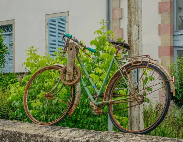 素敵なフランスの村の壁に古い装飾的な自転車を Feneyrols ミディ ピレネー山脈 フランス 2017 — ストック写真