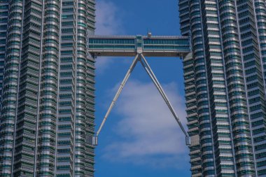 Kuala Lumpur, Malezya - 12 Mart 2018: İki Petronas kuleleri içinde mali bölge, Kuala Lumpur bağlayan yaya köprüsü detayını
