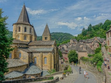 Conques, Midi Pyrenees, Fransa - 31 Temmuz 2017: Görünümü Abbey kilisesi Saint Foy ve Conques ortaçağ köyü