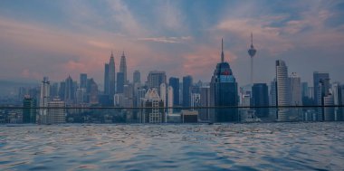 Kuala Lumpur, Malezya - 16 Mart 2018: Cityscape Kuala Lumpur şehir manzarası ile otel çatı havuzu gün batımında