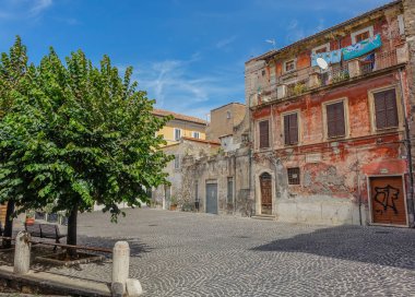 Tivoli, Lazio, İtalya - 6 Eylül 2017: Tivoli şehir mavi gökyüzü altında bir yaz gününde yalnız küçük kare