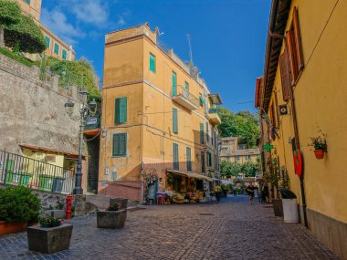 Nemi, Lazio, İtalya - 2 Eylül 2017: İtalya Roma eyaletinin Nemi köyü geleneksel sokak