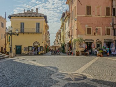 Castel Gandolfo, Lazio, İtalya - 29 Ağustos 2017: Görünümü ana kare, kasaba Castel Gandolfo, bazı Hatıra Eşyası ve sokak kafeleri ile