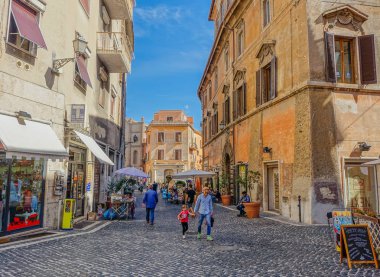 Tivoli, Lazio, İtalya - 6 Eylül 2017: Canlı sahne İtalyan Tivoli şehir bir yaz gününde bir sokakta