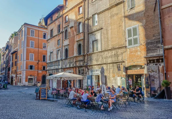 Roma, Lazio, İtalya - 1 Eylül 2017: Bir Roma sunset Caddesi'nde bir terasta oturan insanlar sahne
