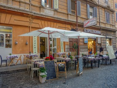 Roma, Lazio, İtalya - 1 Eylül 2017: Bir Roma sunset Caddesi'nde bir terasta oturan insanlar sahne