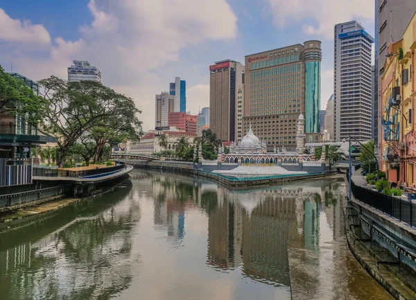 Kuala Lumpur Malesia Maaliskuuta 2018 Jamekin Moskeijan Heijastuksia Pilvenpiirtäjien Keskellä — kuvapankkivalokuva