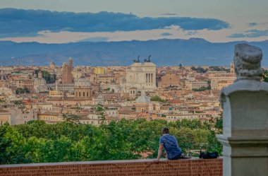 Roma, Lazio, İtalya - 3 Eylül 2017: Görünümünde bir günbatımı bir kişi ile bir teras Roma'dan sırtında