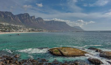 Camps Bay, Cape Town, Güney Afrika - 12 Kasım 2017: Dağ plaja Camps Bay Cape Towm içinde Oniki Havariler gün batımı görünümü