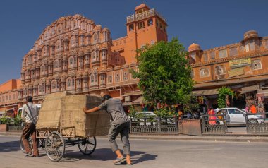 Jaipur, Rajastan, Hindistan - 1 Nisan 2018: Jaipur bölgesinde bir vagon rüzgarlar Sarayı önünde iterek iki adam