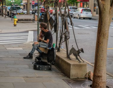 Şehir merkezindeki Asheville, North Carolina, Amerika Birleşik Devletleri - 17 Haziran 2018: Sokak müzisyen tarafından ipucu şehir Asheville Müzik çalar