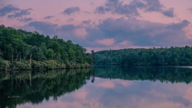 Julian fiyat Memorial Park, North Carolina, Amerika Birleşik Devletleri - 14 Haziran 2018: Bir göl Julian fiyat Memorial Park Milli Parkı'nda günbatımında