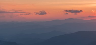 Büyük Smoky Dağları Milli Parkı, Kuzey Carolina, ABD - 4 Temmuz 2018: Dağ katmanları büyük Smoky Dağları'nda güneş battıktan sonra renkli yeşillik dolu