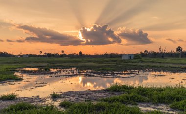 Flamingo ziyaretçi merkezi, Everglades Ulusal Park, Florida, Amerika Birleşik Devletleri - 14 Temmuz 2018: Gün batımında gölet yansımaları Flamingo Center Florida Everglades Park civarındaki oteller