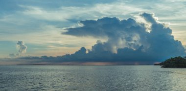 Yurtdışı Karayolu Key West Island, Florida Keys, Florida, ABD - 15 Temmuz 2018: Florida Keys batımında üzerinde fırtına bulutları