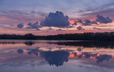 Paurotis gölet Everglades Ulusal Park, Florida, ABD - 16 Temmuz 2018: Sunset ve yansımaları Paurotis gölet Everglades Ulusal Parkı yakınındaki Homestead, Florida