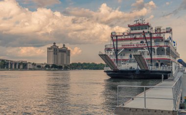 Waterfront Savannah, Georgia, ABD - 22 Temmuz 2018: şehir merkezindeki limanda Savannah Riverboat Cruises yatak görünümünü