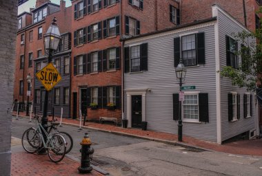 Meşe palamudu sokakta Beacon Hill bölgesinde, Boston, Massachusetts, Amerika Birleşik Devletleri - 28 Temmuz 2018: iki bisiklet üzerinde Beacon Hill, Boston bir sokakta bir elektrik direği