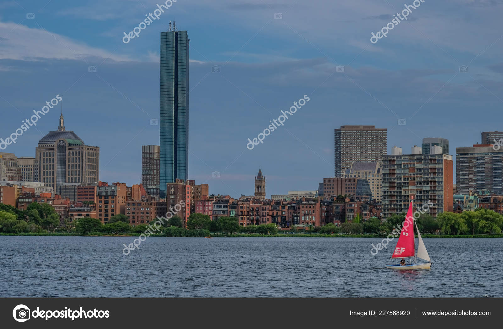 美国马萨诸塞州波士顿的查尔斯河边18年7月28日帆船横渡查尔斯河背景是波士顿城市的天际线 图库社论照片 C Lifepics
