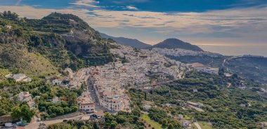 Frigiliana, Malaga, Andalusi, İspanya - 10 Kasım 2018: Panoramik şehir Frigiliana, bir beyaz köy Anducia bölgesinde, Güney İspanya